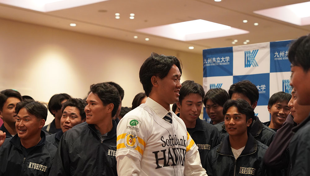 硬式野球部の稲川竜汰選手と仲間